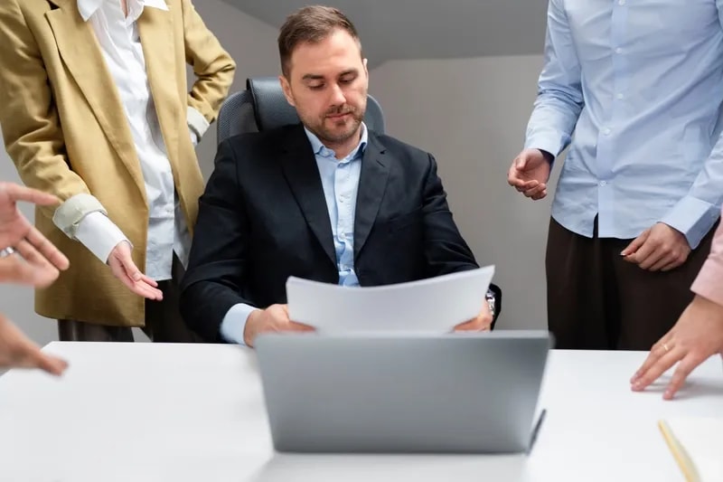 Какие выплаты положены работникам в связи с ликвидацией предприятия?