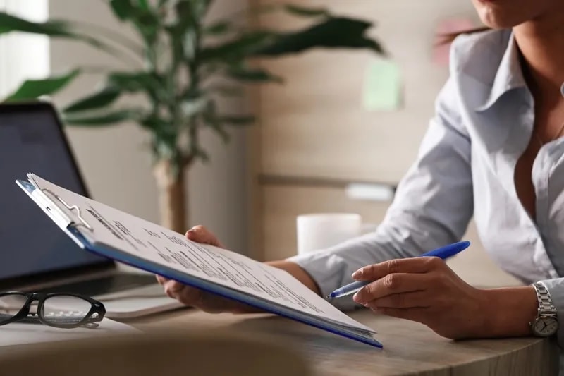 Как прекращается срочный трудовой договор: сроки, уведомление и выплаты