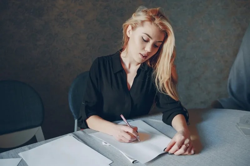Можно ли оставить фамилию мужа после развода